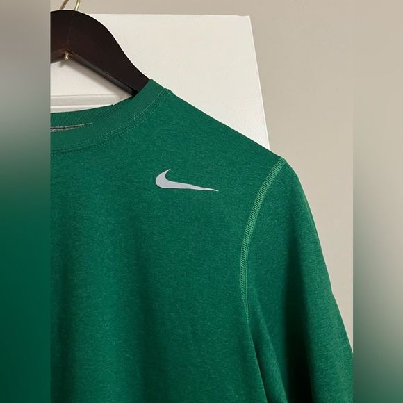 NWT Nike Dri-Fit Crewneck Green Sweat-Wicking Odor Resistant Athletic Top Sz S - Picture 4 of 8